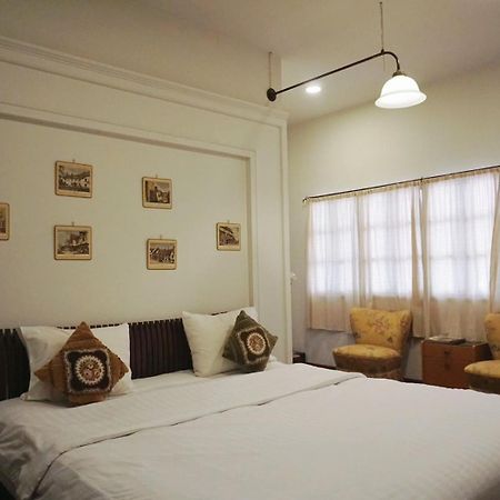 Manee Guesthouse And Record บ้านมานี Чиангмай Екстериор снимка