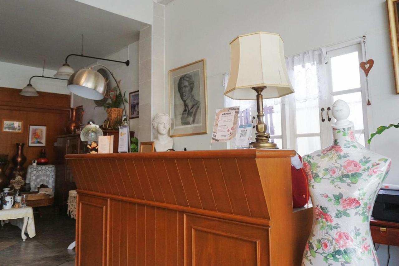 Manee Guesthouse And Record บ้านมานี Чиангмай Екстериор снимка